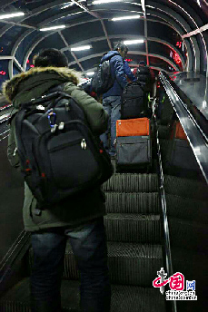不到7点，记者已经来到了北京西站前的天桥上。此时外面的天还是黑的，拖着大包小包的旅客难掩倦意。