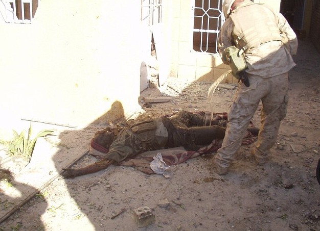美國海軍被曝虐屍 往伊拉克叛亂者屍骸淋汽油焚燒