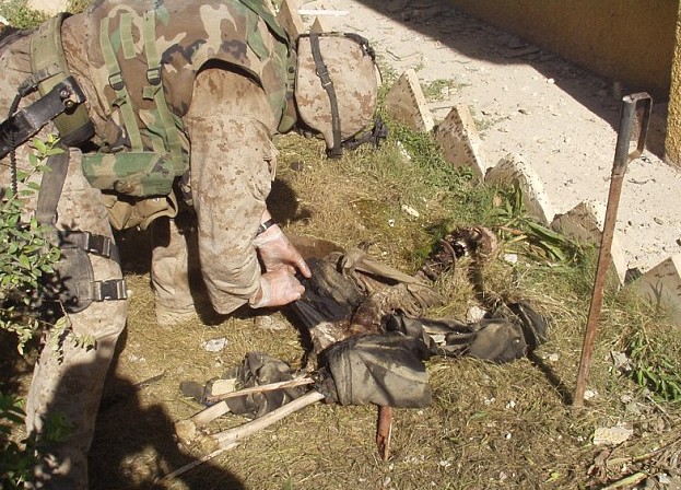 美國海軍被曝虐屍 往伊拉克叛亂者屍骸淋汽油焚燒