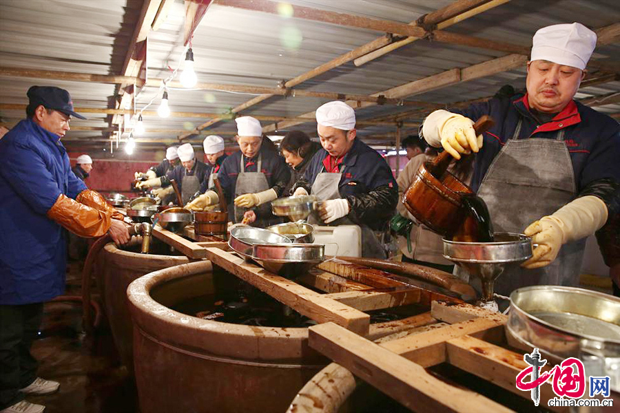 1月17日，工作人员在为市民打酱油。 中国网图片库 杨雨摄影