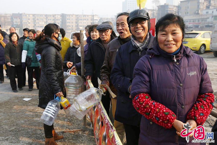 1月17日，江苏镇江市民排队等待打酱油。 中国网图片库杨雨摄影