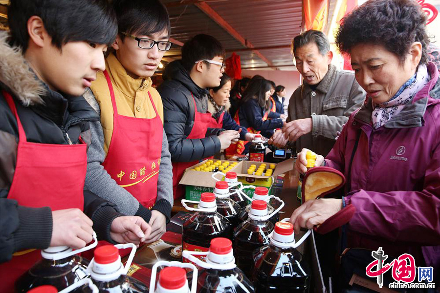 1月17日，江蘇鎮江市民在購買醬油。 中國網圖片庫楊雨攝影