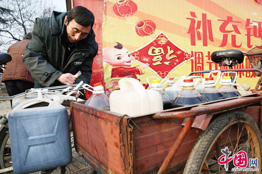 1月17日，前来打酱油的市民满载而归。 中国网图片库杨雨摄影
