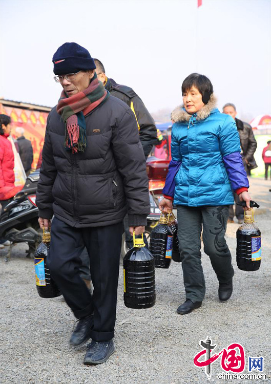 1月17日，前来打酱油的市民满载而归。 中国网图片库杨雨摄影