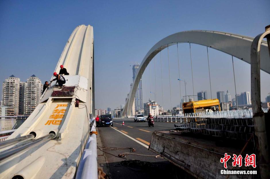 广西柳州新建大桥焊接“铁钉阵”防人攀爬轻生