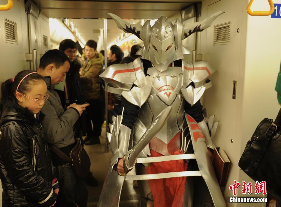 成都男子穿“炫酷盔甲”乘坐地铁引关注