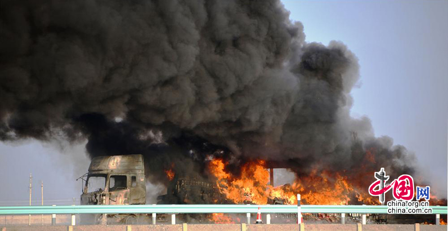 2014年01月18日，312国道新疆吐鲁番地区鄯善县境内发生的车祸现场，火光冲天，浓烟滚滚。