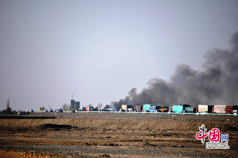 2014年01月18日，312国道新疆吐鲁番地区鄯善县境内发生的车祸现场，被堵车辆在戈壁滩上排起了“长龙”。