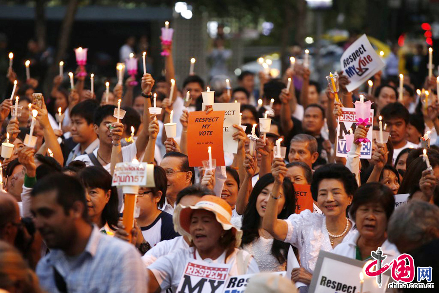 当地时间2014年1月19日，泰国曼谷，泰国反政府示威者在首都曼谷发动的“封城”行动进入第七天，当天集会现场接连发生两起爆炸，导致至少28人受伤。图片来源：CFP