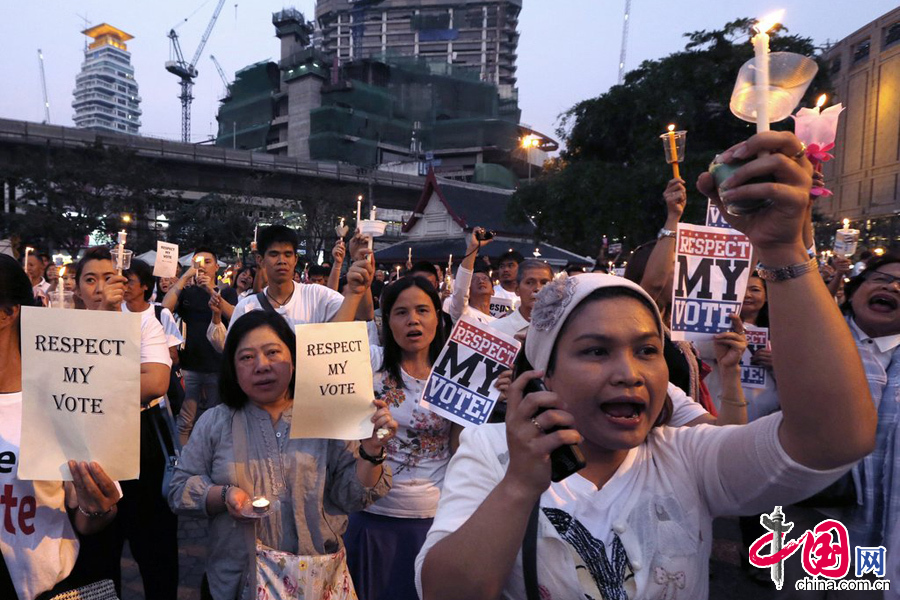 当地时间2014年1月19日，泰国曼谷，泰国反政府示威者在首都曼谷发动的“封城”行动进入第七天，当天集会现场接连发生两起爆炸，导致至少28人受伤。图片来源：CFP