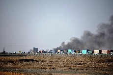 2014年01月18日，312國道新疆吐魯番地區鄯善縣境內發生的車禍現場，被堵車輛在戈壁灘上排起了“長龍”。