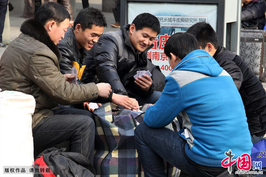 1月16日，南京火车站，几名候车的旅客玩牌打发候车时间。中国网图片库 王胜涛/摄