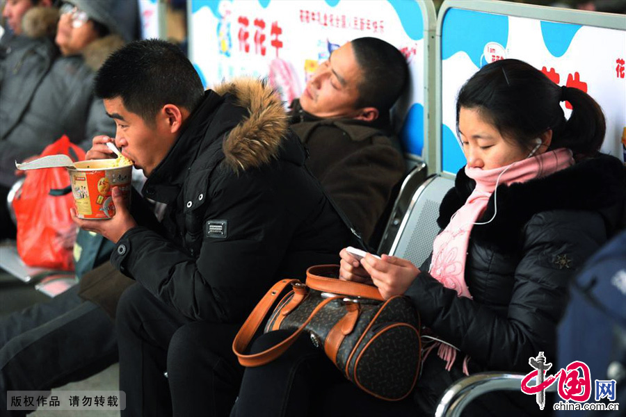 1月16日下午，旅客在河南省開封火車站侯車準備進站，長椅上的三位旅客形態各異。中國網圖片庫 李俊生/攝