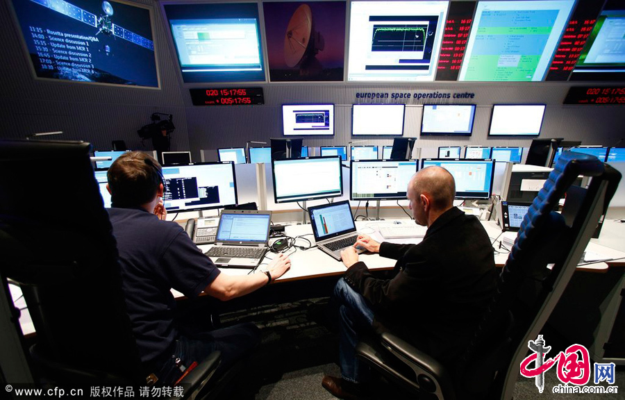  当地时间2014年1月20日，德国达姆施塔特，欧洲航天局宣布，欧洲“罗塞塔”彗星探测器按计划20日苏醒，地球控制中心7个半小时后收到探测器传回的首个信号。 图片来源：CFP