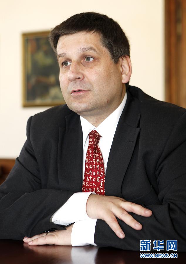 作为瑞士德莱蒙市现任市长,他为自己是中国的诤友而自豪.图为高乐