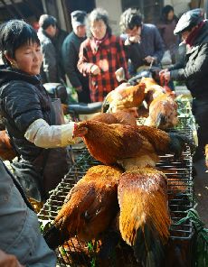 而来自浙江杭州最大的禽类交易市场——华东家禽交易中心的数据显示，受禽流感的影响，该市场的活禽的批零交易只有常年同期的15%，价格下降50%-75%。