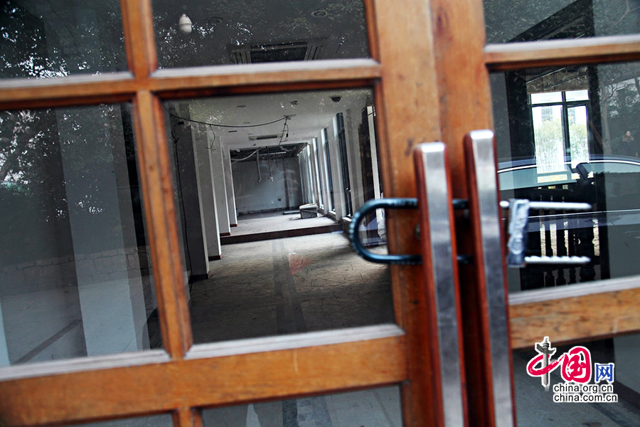 2014年1月18日，杭州西湖北山街38-40号的抱青会馆已经关停，里面陈设全部搬空。