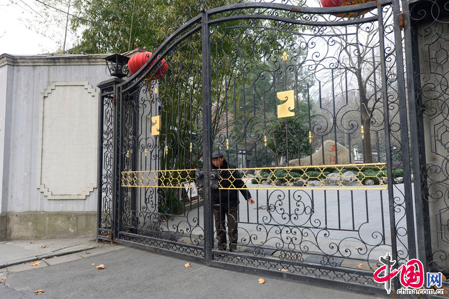 2014年1月18日，***_***杭州西湖北山街45号菩提精舍会所内的一名看门老人正在锁闭大门。 图片来源：CFP