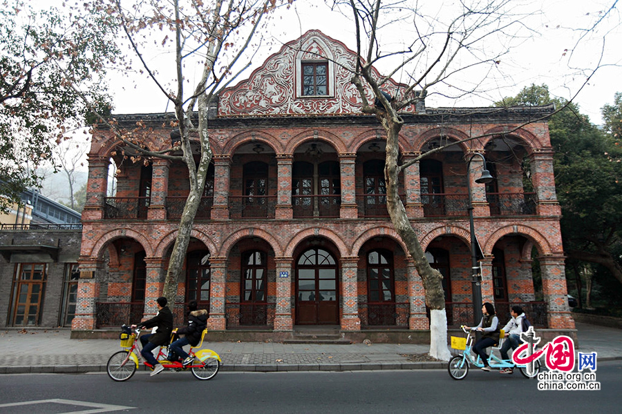 2014年1月18日，杭州西湖北山街38-40號的抱青會館已經關停，裏面陳設全部搬空。