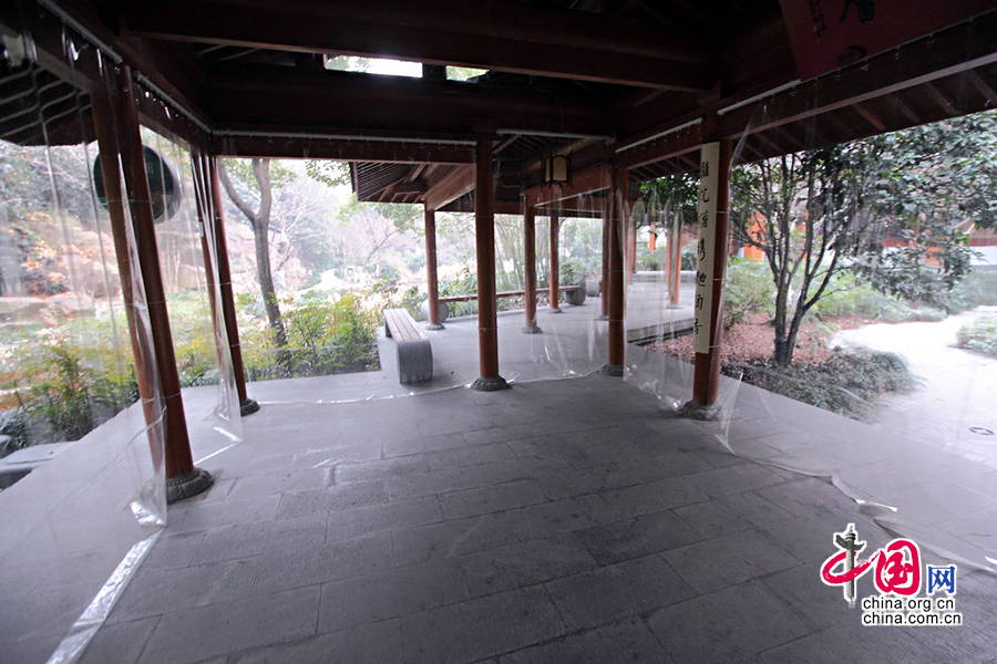 2014年1月18日，杭州西湖曲院風荷公園內已經關停的“西湖會”，後院空空蕩蕩，柱子間還挂著擋風用的透明塑膠簾布。