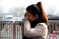 1月16日，在南京火車站，一名女孩在送別男友後掩面而泣。中國網圖片庫 王勝濤 攝