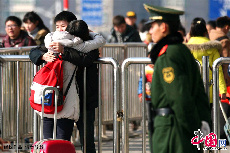 1月15日，一對情侶隔著火車站柵欄擁抱依依惜別。中國網圖片庫 顏閩航 攝