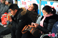 1月16日下午，旅客在河南省开封火车站侯车准备进站，长椅上的三位旅客形态各异。中国网图片库 李俊生 摄