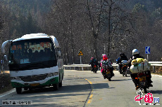 1月19日，江西返鄉農民工騎摩托車行駛在德興市泗州鎮路段，與對側車道中巴會車通過。中國網圖片庫 胡敦煌 攝