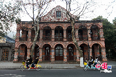 2014年1月18日，杭州西湖北山街38-40号的抱青会馆已经关停，里面陈设全部搬空。