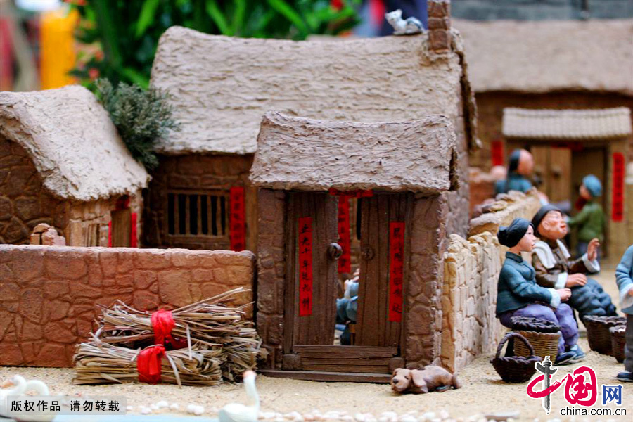 海草房、春聯、柴火堆，完整表現了膠東漁村裏過大年的場景。中國網圖片庫 王海濱/攝