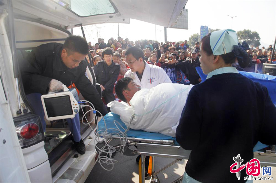 1月23日，“宿州極地冰蟲”詹春乙抬上救護車送往醫院。 中國網圖片庫伏志勇攝影