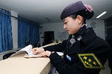 2014年1月22日，青岛客运段派班室，雪莲花白俊来做为今天D332动车组列车长在日志上签字。