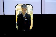 2014年1月22日，D332动车即将驶离青岛站，白俊来通知列车司机关好安全门，透过朦胧的车窗，我们能感受到春运的温暖正随着“五朵金花”列车长们的悉心服务带来的真诚暖意。中国网图片库 王海滨 摄