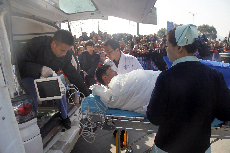 1月23日，“宿州极地冰虫”詹春乙抬上救护车送往医院。