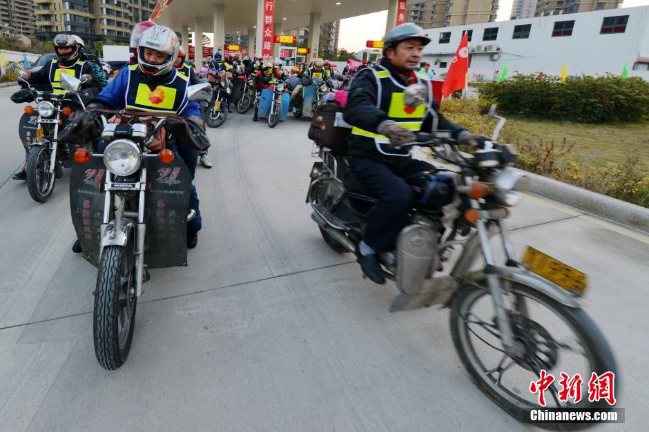 福州农民工骑摩托车返乡过春节