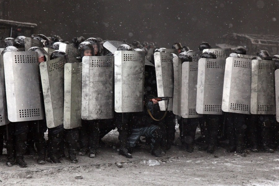 乌克兰警方出动装甲车驱散抗议人群 街头如战场[组图]