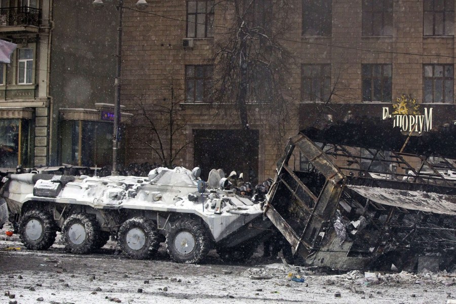 烏克蘭警方出動裝甲車驅散抗議人群 街頭如戰場[組圖]