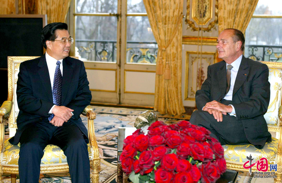 2004年1月26日，中国国家主席胡锦涛在巴黎法国总统府爱丽舍宫与法国总统希拉克进行会谈。 新华社记者鞠鹏摄