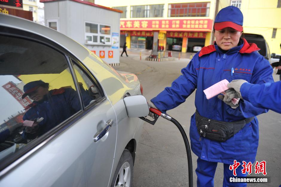 中国成品油价迎年内两连跌 93号汽油每升降