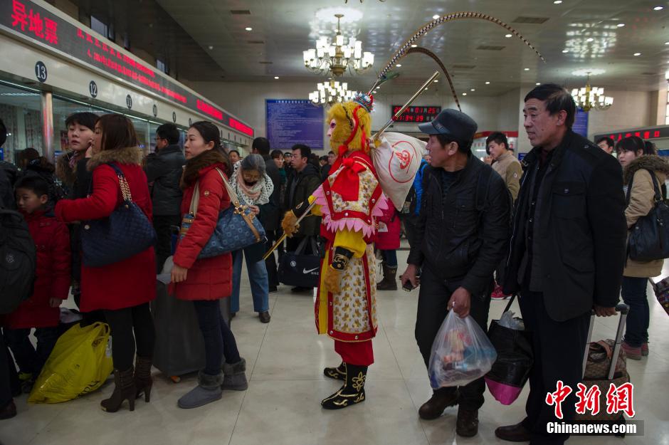 孫悟空“快閃”北京站 售票廳排隊買票體驗春運