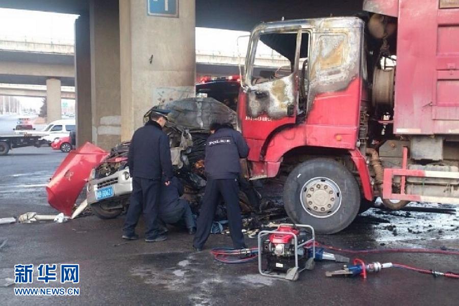 青海西宁发生一起交通事故致3人死亡组图