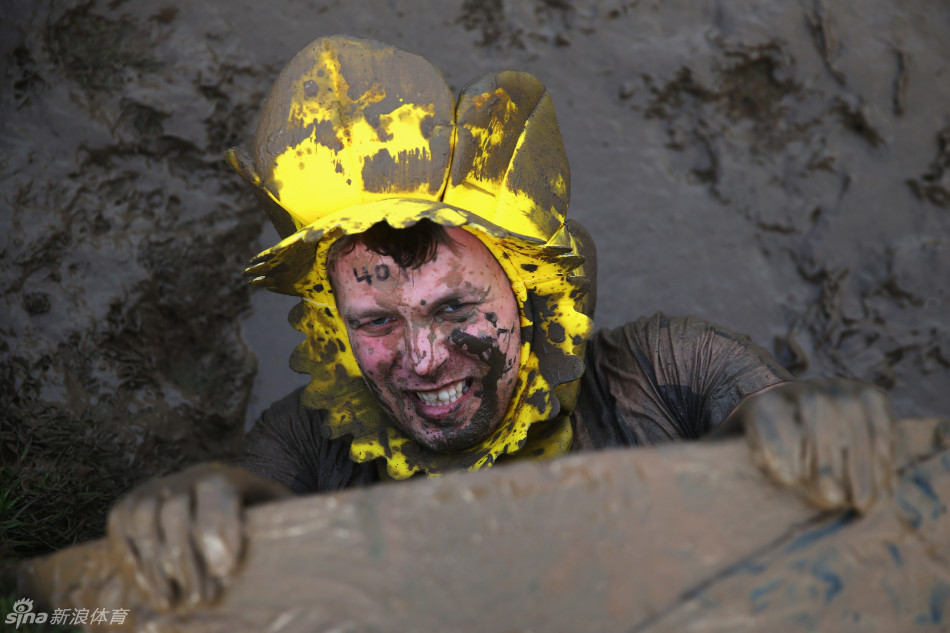 英国举行泥巴硬汉比赛选手挑战泥泞地狱组图