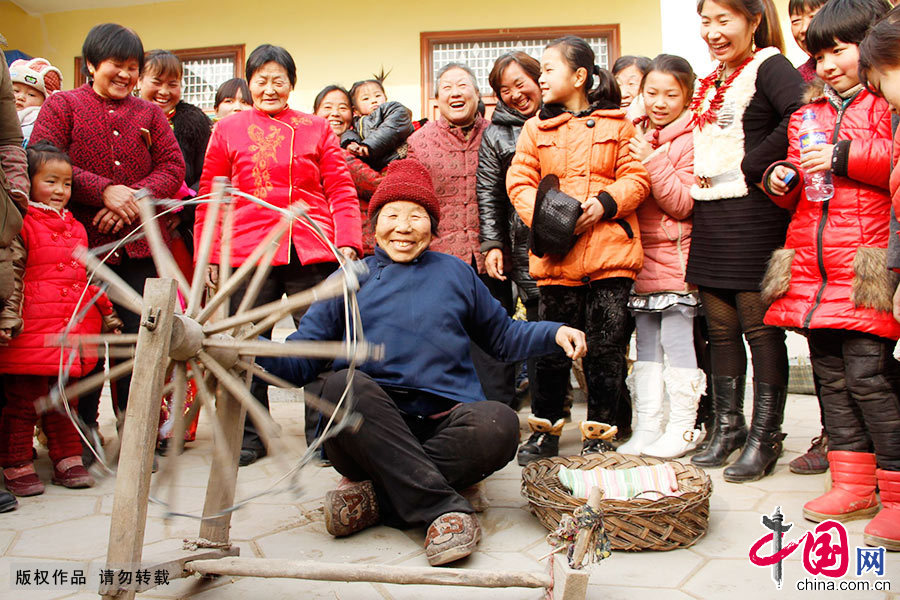 1月20日，演員們在排練節目“紡棉花”。為了迎接這場“農民春晚”，村民們自編自演了舞蹈、時裝秀、情景劇、戲曲等20多個節目，素材全部源自生活，農家現成的農具都被搬上了舞臺。中國網圖片庫 劉肖坤/攝