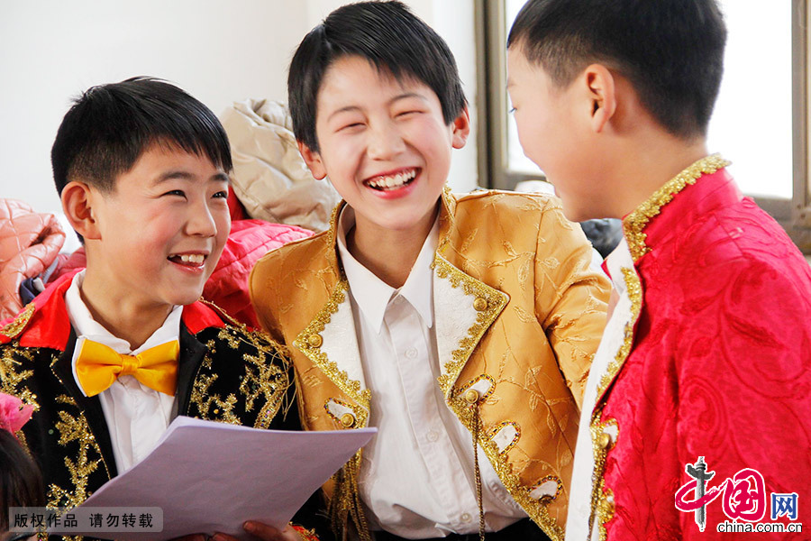  小董宝（左）今年13岁了。正读初一的他在班里成绩优异，文艺突出。寒假期间，小董宝和村里其他20多位小伙伴们一起被邀请参加了村里举办的“村晚”排练。中国网图片库 刘肖坤/摄