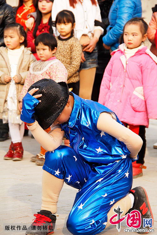 1月27日，小董寶參加村裏舉辦的“村晚”綵排，他像模像樣地跳起了爵士舞。中國網圖片庫 劉肖坤/攝