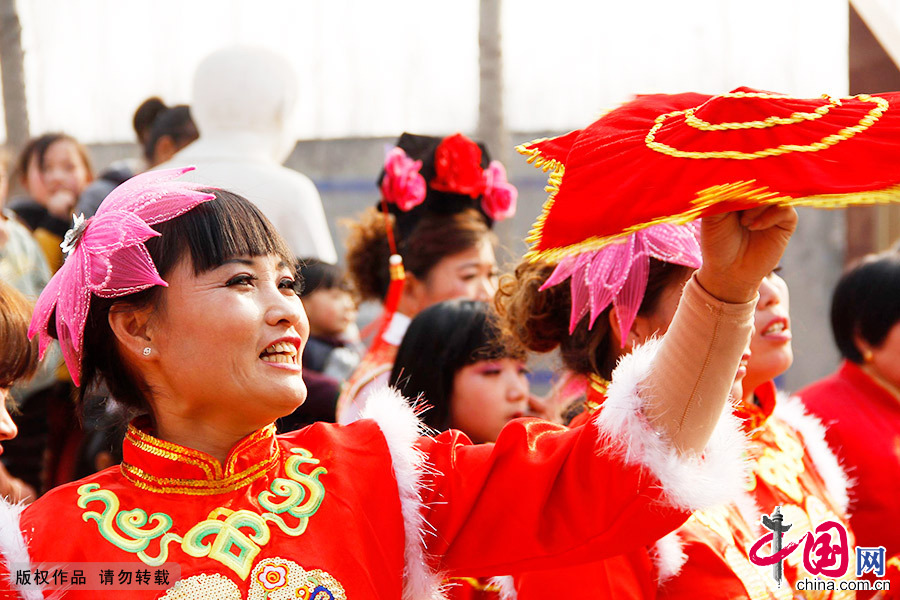  1月27日，“农民春晚”进入最后一次彩排，一名村民在排练“村晚”舞蹈开门红。没有盛大的舞台，没有华丽的服装，更没有名演员和庞大的演出团队，但村民们在家门口的“村晚”里享受着自己的快乐。中国网图片库 刘肖坤/摄