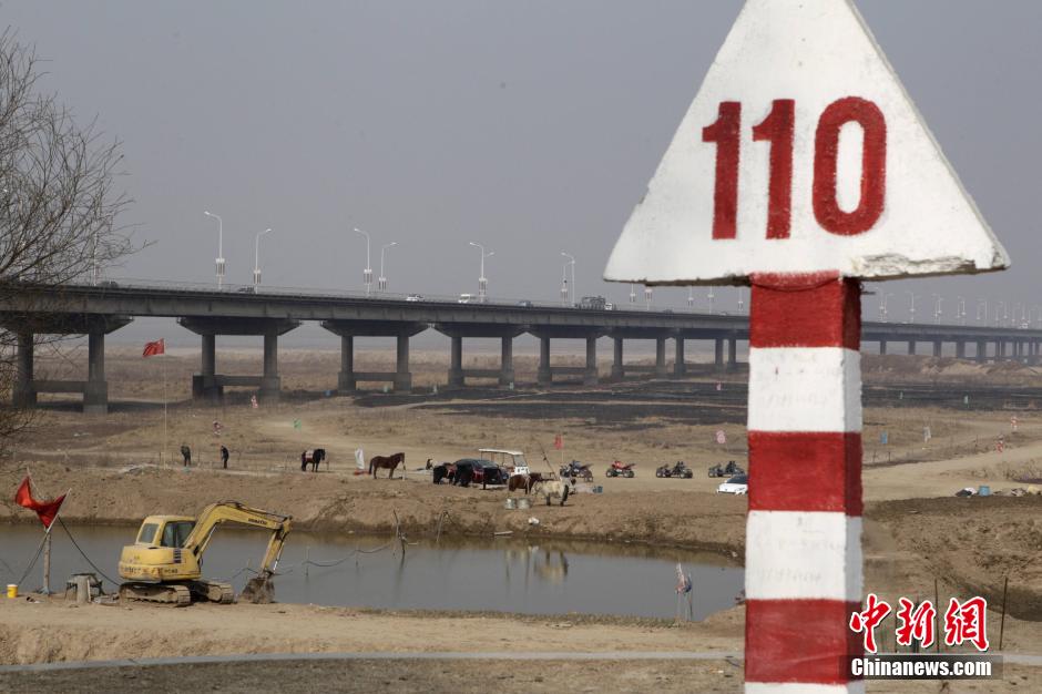 黄河郑州调蓄池水位创历史最低 民众在裸露河床上放牧