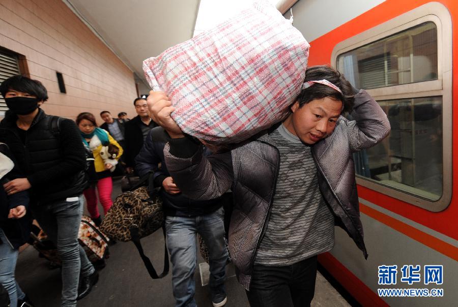 1月29日,在杭州城站火车站,一位扛着大包的乘客准备搭上前往贵阳的节