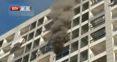 安徽:楼下燃放烟花 楼上新居被火烧