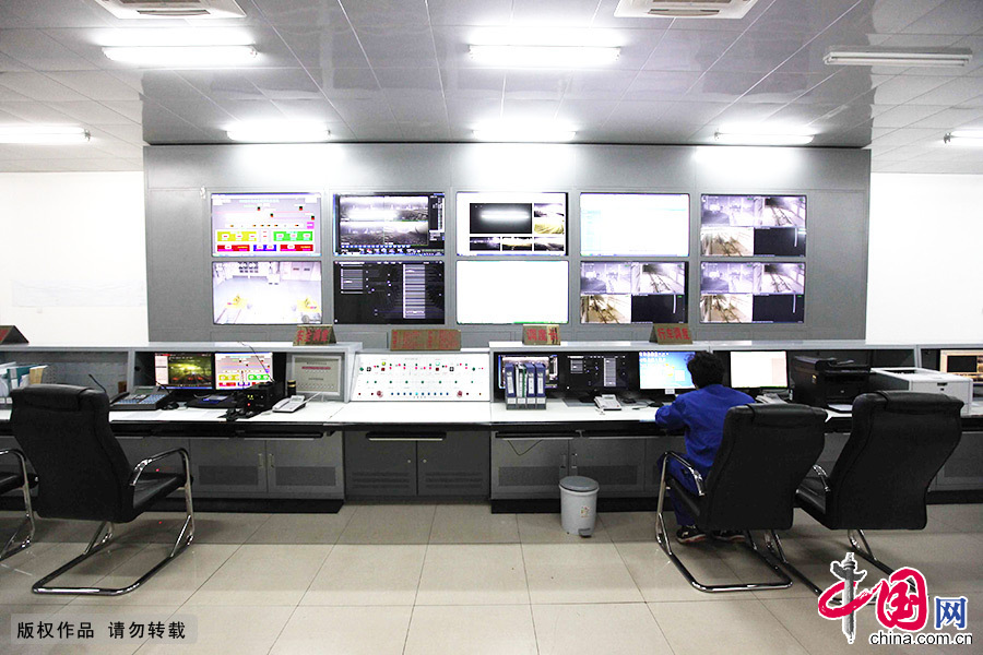 这里是调度指挥中心，24小时不间断地对入库动车的检修作业情况进行视频和数据监控。中国网图片库 澎湃/摄